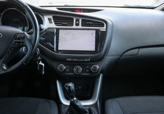 Подержанный автомобиль Kia Ceed Hatchback 2015 года (14 фото)