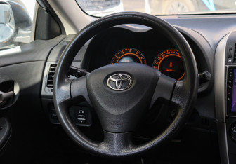 Подержанный автомобиль Toyota Corolla Sedan 2007 года (11 фото)