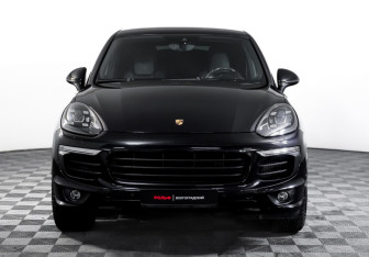 Подержанный автомобиль Porsche Cayenne 2016 года (2 фото)