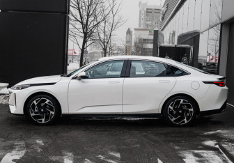 Подержанный автомобиль Changan Lamore 2024 года (8 фото)