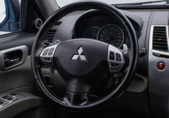 Подержанный автомобиль Mitsubishi Pajero Sport 2011 года (15 фото)