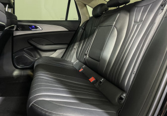 Подержанный автомобиль Hongqi H5 2023 года (10 фото)
