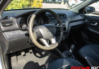 Подержанный автомобиль Kia Rio Sedan 2012 года (13 фото)