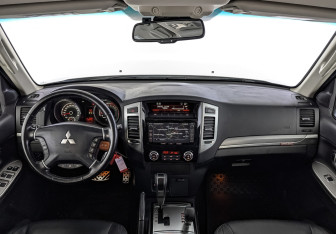 Подержанный автомобиль Mitsubishi Pajero 2015 года (14 фото)