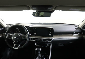 Подержанный автомобиль Kia K5 2021 года (10 фото)