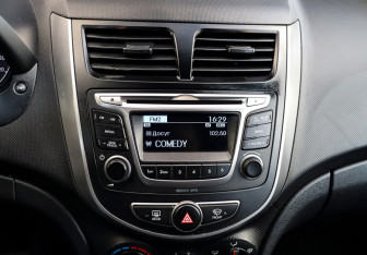 Подержанный автомобиль Hyundai Solaris Hatchback 2015 года (14 фото)