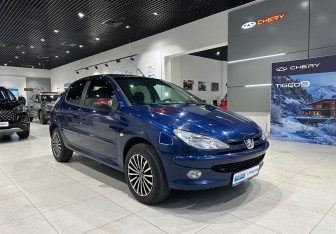 Подержанный автомобиль Peugeot 206 Hatchback 2002 года (3 фото)