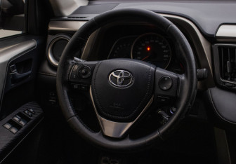 Подержанный автомобиль Toyota RAV4 2013 года (15 фото)