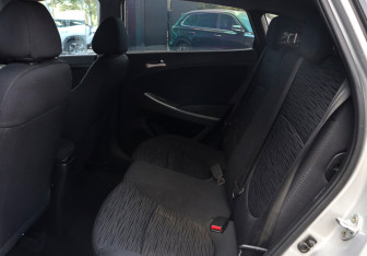 Подержанный автомобиль Hyundai Solaris Hatchback 2015 года (10 фото)