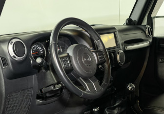 Подержанный автомобиль Jeep Wrangler 2013 года (10 фото)