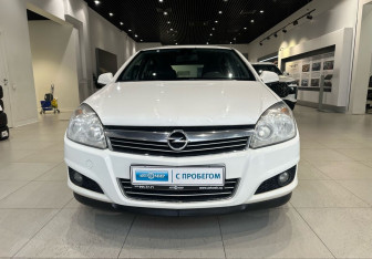 Подержанный автомобиль Opel Astra Sedan 2012 года (2 фото)
