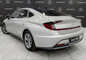 Подержанный автомобиль Hyundai Sonata 2022 года (7 фото)