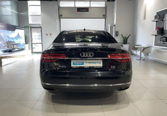 Подержанный автомобиль Audi A8 2015 года (5 фото)