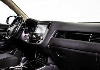 Подержанный автомобиль Mitsubishi Outlander 2021 года (11 фото)