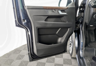 Подержанный автомобиль Volkswagen Multivan 2020 года (18 фото)