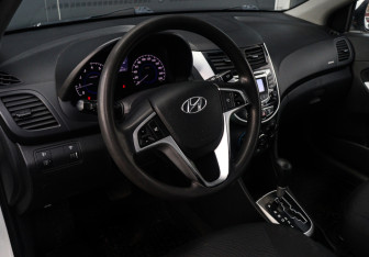 Подержанный автомобиль Hyundai Solaris Sedan 2013 года (14 фото)