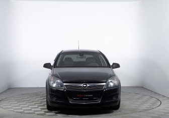 Подержанный автомобиль Opel Astra Hatchback 2010 года (2 фото)