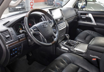 Подержанный автомобиль Toyota Land Cruiser Suv 2015 года (17 фото)