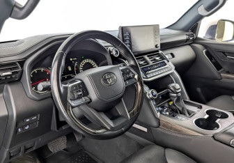 Подержанный автомобиль Toyota Land Cruiser Suv 2021 года (16 фото)