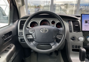 Подержанный автомобиль Toyota Tundra 2010 года (14 фото)