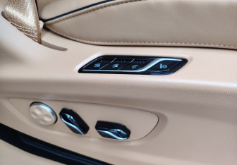 Подержанный автомобиль Voyah Dream 2024 года (18 фото)