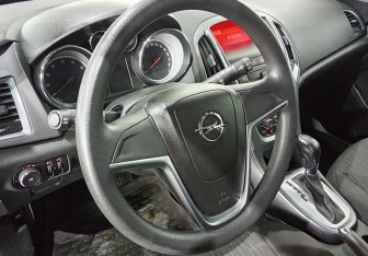 Подержанный автомобиль Opel Astra Hatchback 2014 года (11 фото)