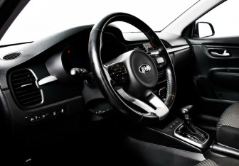 Подержанный автомобиль Kia Rio Hatchback 2018 года (10 фото)