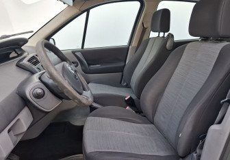 Подержанный автомобиль Renault Scenic 2004 года (10 фото)