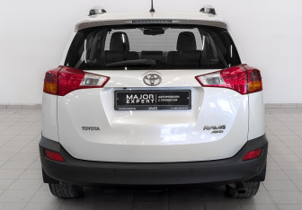 Подержанный автомобиль Toyota RAV4 2015 года (7 фото)