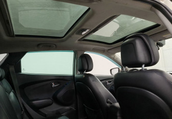 Подержанный автомобиль Hyundai ix35 2011 года (15 фото)