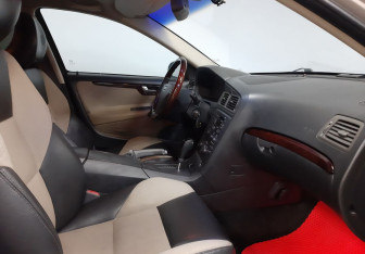 Подержанный автомобиль Volvo S60 2001 года (10 фото)