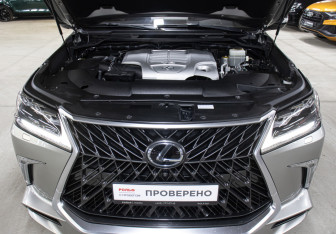 Подержанный автомобиль Lexus LX 2017 года (9 фото)