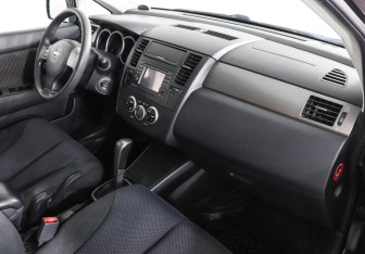 Подержанный автомобиль Nissan Tiida Hatchback 2010 года (6 фото)