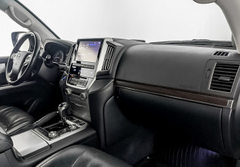Подержанный автомобиль Toyota Land Cruiser Suv 2017 года (11 фото)