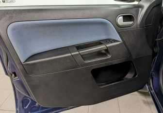 Подержанный автомобиль Ford Fusion 2005 года (11 фото)