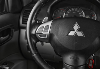 Подержанный автомобиль Mitsubishi Pajero Sport 2014 года (15 фото)