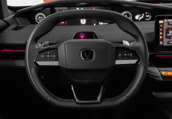 Подержанный автомобиль Changan UNI-V 2023 года (11 фото)