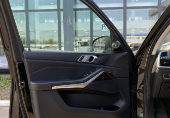 Подержанный автомобиль BMW X5 2020 года (19 фото)
