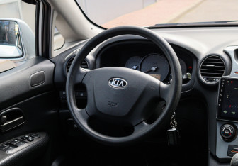 Подержанный автомобиль Kia Carens 2007 года (12 фото)