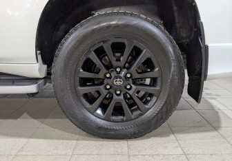 Подержанный автомобиль Toyota Land Cruiser Prado 2020 года (12 фото)