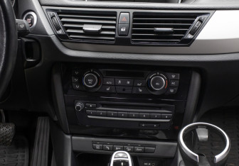 Подержанный автомобиль BMW X1 2013 года (15 фото)