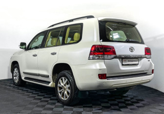 Подержанный автомобиль Toyota Land Cruiser Suv 2016 года (7 фото)