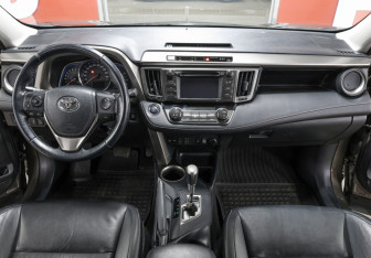 Подержанный автомобиль Toyota RAV4 2013 года (13 фото)