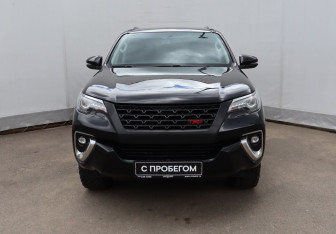 Подержанный автомобиль Toyota Fortuner 2018 года (2 фото)