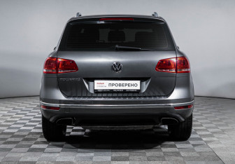 Подержанный автомобиль Volkswagen Touareg 2015 года (6 фото)