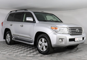 Подержанный автомобиль Toyota Land Cruiser Suv 2014 года (3 фото)