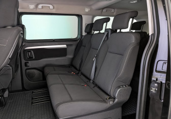 Подержанный автомобиль Peugeot Traveller 2018 года (18 фото)