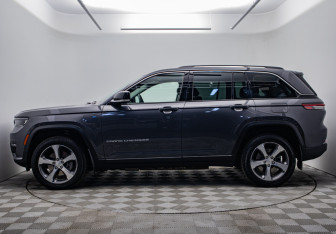Подержанный автомобиль Jeep Grand Cherokee 2022 года (2 фото)