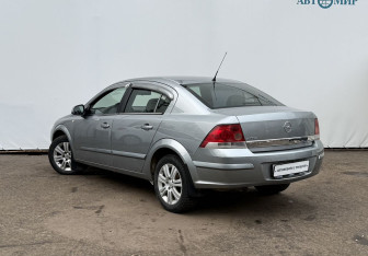 Подержанный автомобиль Opel Astra Sedan 2012 года (7 фото)