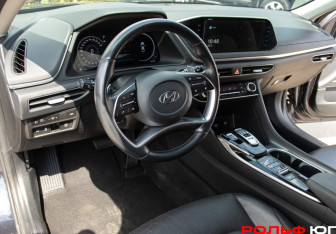 Подержанный автомобиль Hyundai Sonata 2021 года (15 фото)